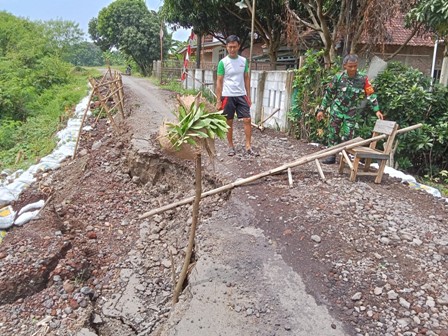 Bupati Karna Sobahi Perintahkan Segera Tangani Jalan yang Terkena Abrasi Sungai Cikeruh