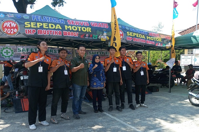 Peserta PKW LKP Mustika Wangi Layani Servis Motor Gratis