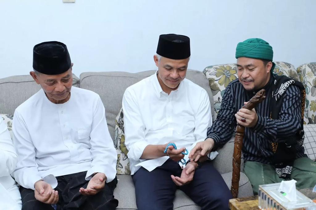 Ganjar Pegang Tasbih Hijau-Biru dan Tongkat Iteuk Kaboa, Gus Deni Sagara: Simbol dan Isyaroh