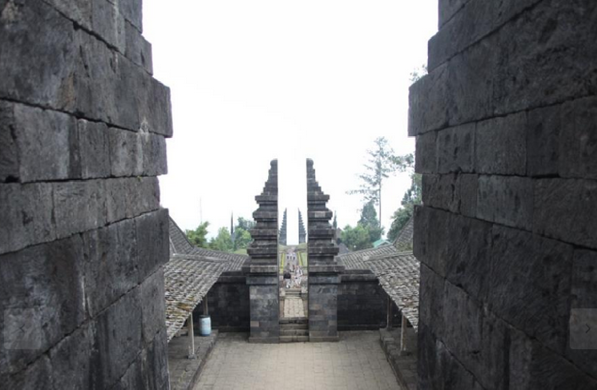 Menelusuri Misteri Candi Cetho, Gerbang Menuju Surga Para Leluhur