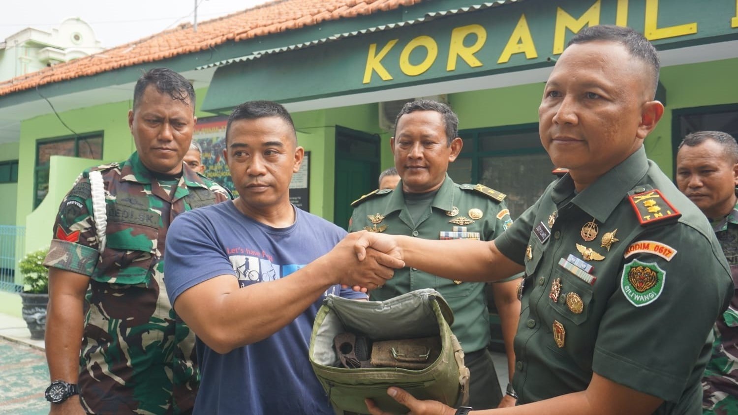 Warga Serahkan Dua Pistol Peninggalan Orang Tua, Diterima Dandim 0617/Majalengka