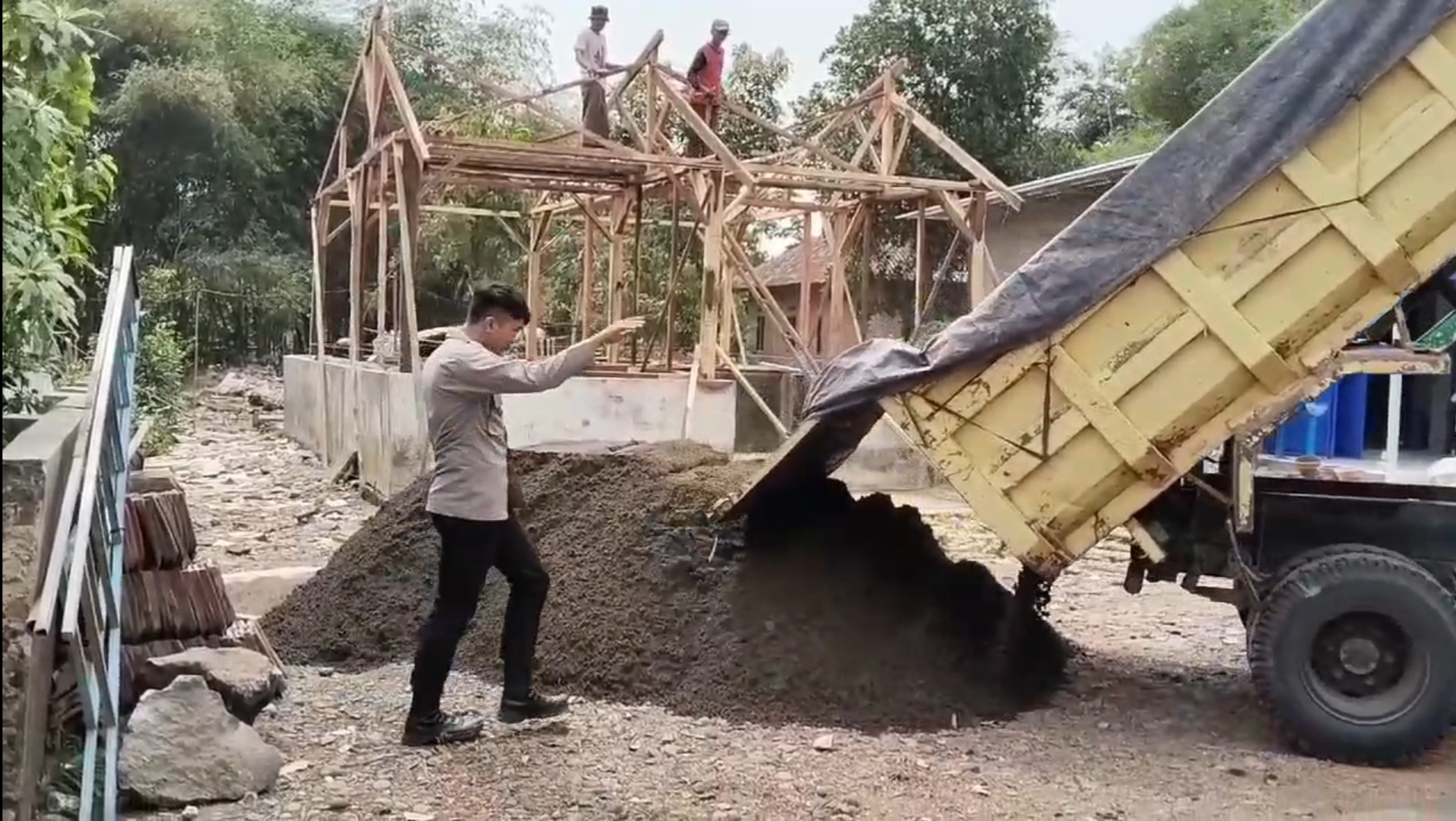 Sisipkan Gajinya, Bhabinkamtibmas Desa Panjalin Lor Ini Bantu Material Pembangunan Rutilahu