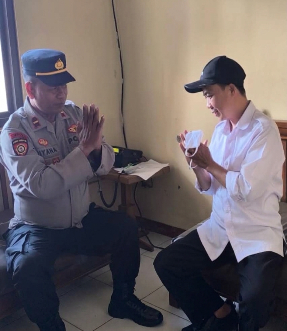 Abu Vulkanik Gunung Anak Krakatau, Polres Majalengka Ingatkan Personel Jaga Kesehatan & Bagikan Masker Gratis