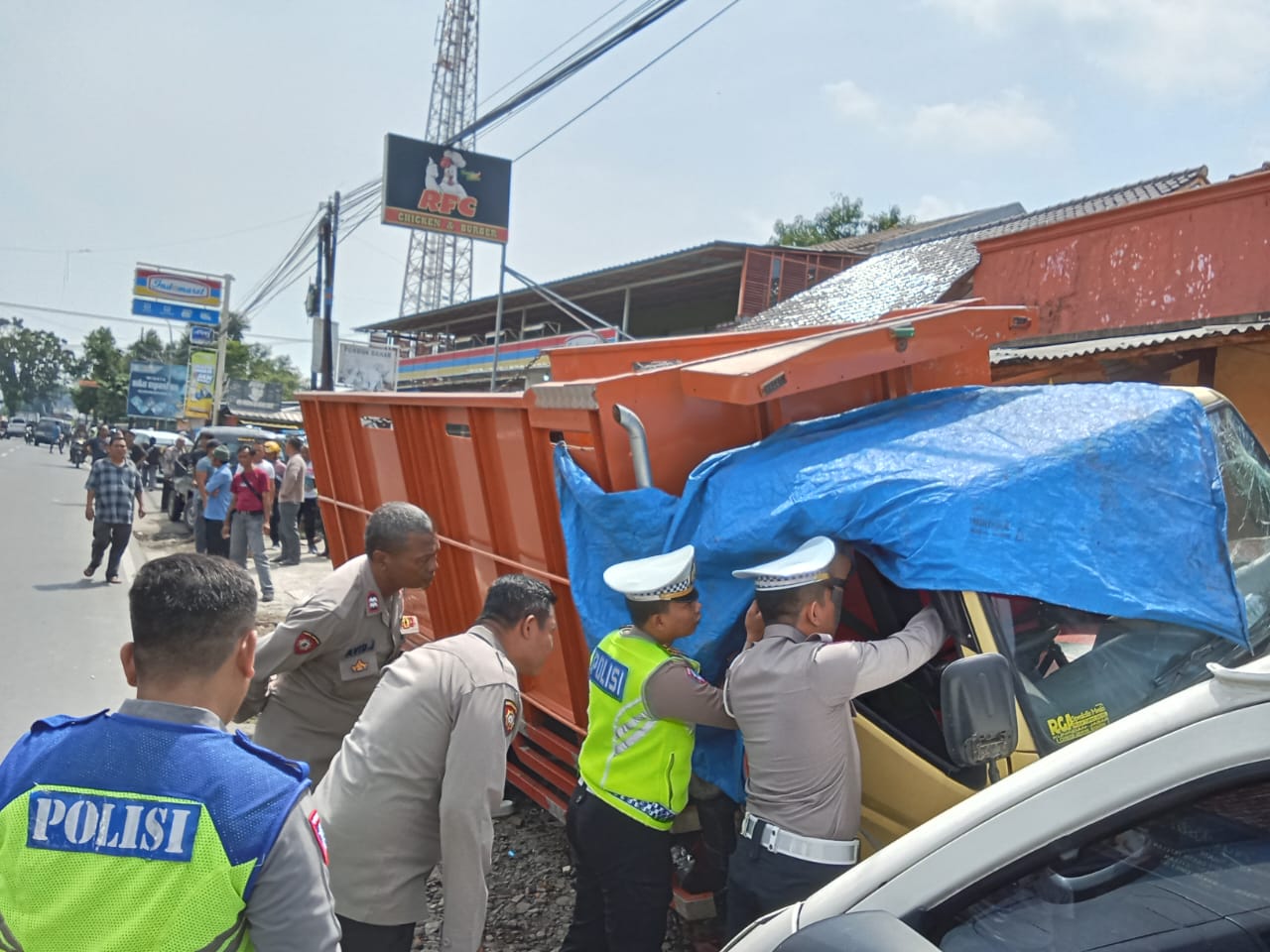 Diduga Sopir Mabuk, Terjadi Tabrakan Beruntun di Jalan Raya Rajagaluh-Cigasong, 1 Tewas