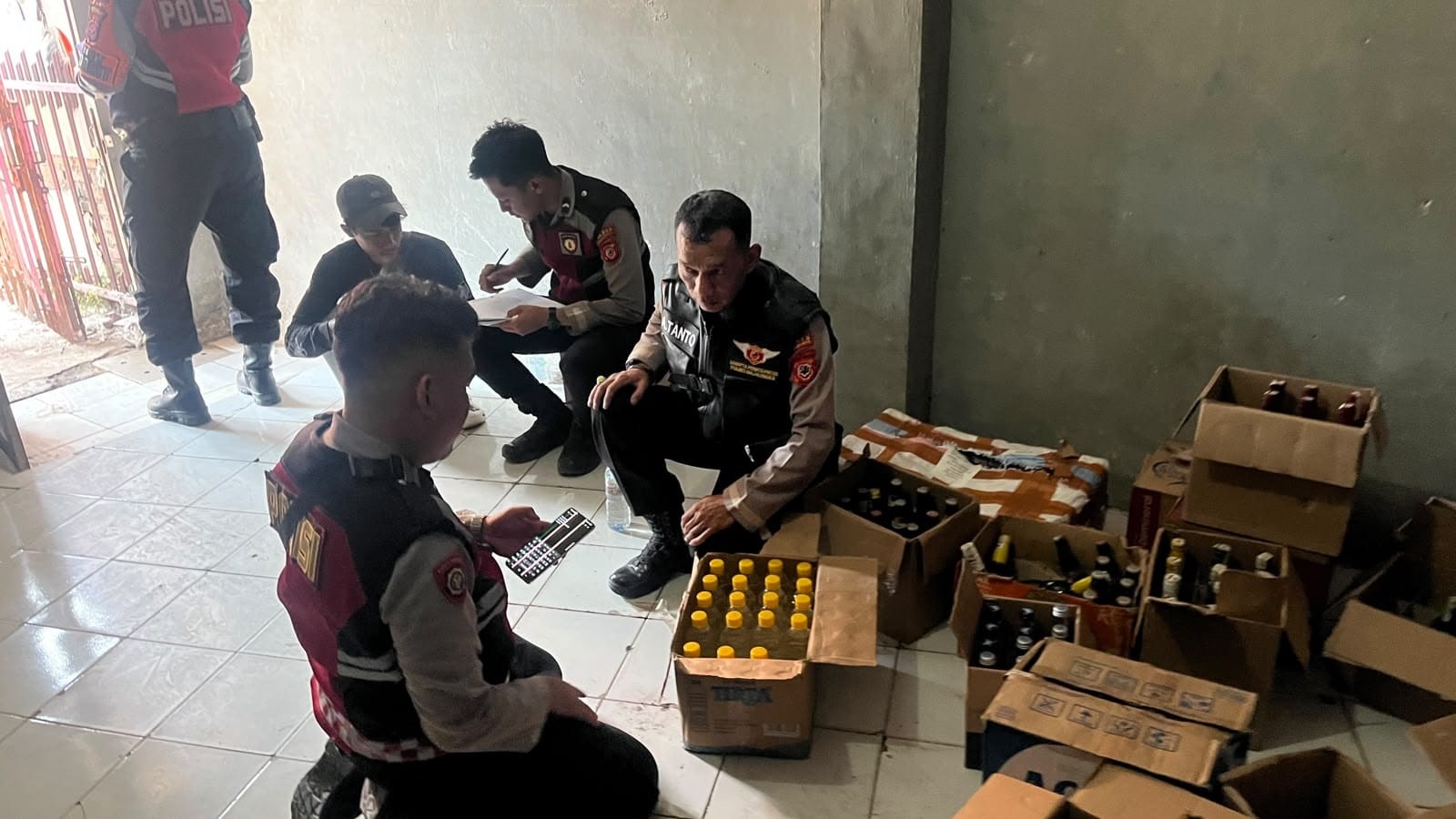 Polres Majalengka Amankan 574 Botol Miras dalam Razia di Kadipaten