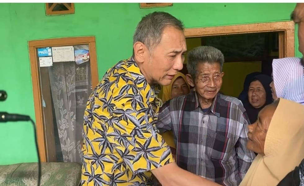 HAPPY ENDING! Kisah Nenek dan Kakek Jalan Kaki di Tol Cisumdawu Dikunjungi Jusuf Hamka, 4 Cucu Diterima Kerja