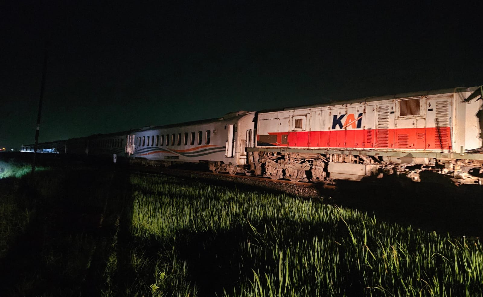 KAI Daop 3 Cirebon Minta Maaf atas Gangguan Perjalanan KA Menoreh Akibat Tertemper Truk