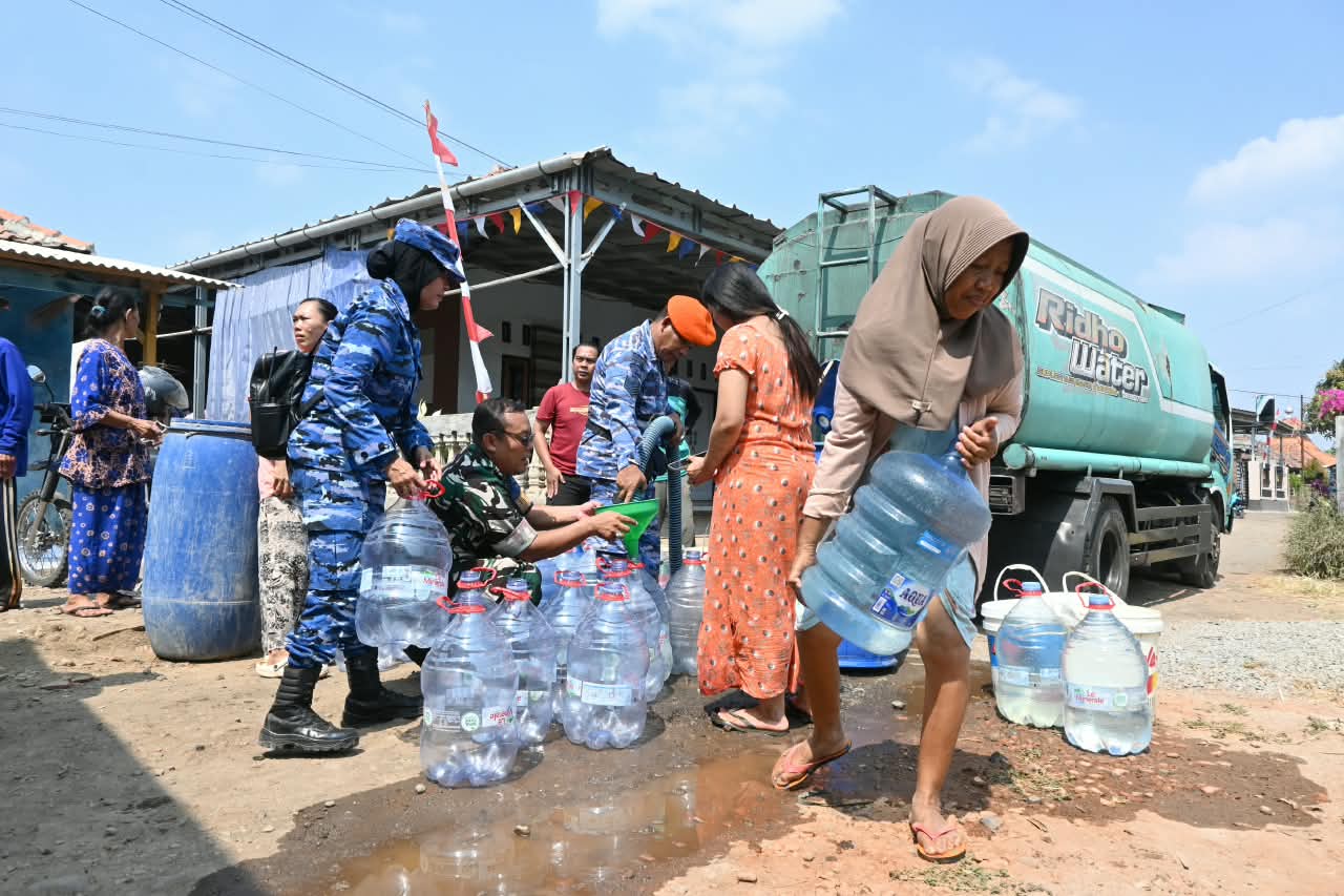 Hadapi Kemarau Panjang, Lanud Sugiri Sukani Salurkan 19 Ribu Liter Air Bersih ke Warga Ligung