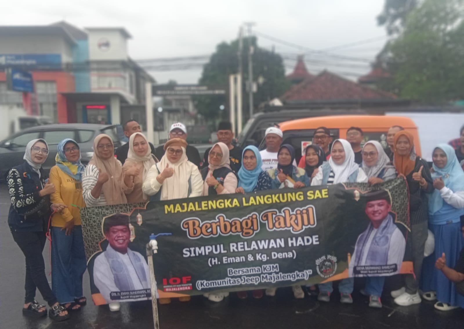 Simpul Relawan HADE dan Komunitas Jeep Berbagi Takjil