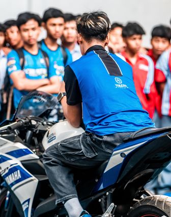 Coaching Clinic Aldi Satya Mahendra di SMK Pertiwi Kuningan, Wujudkan Mimpi Jadi Juara Pakai Yamaha R25 