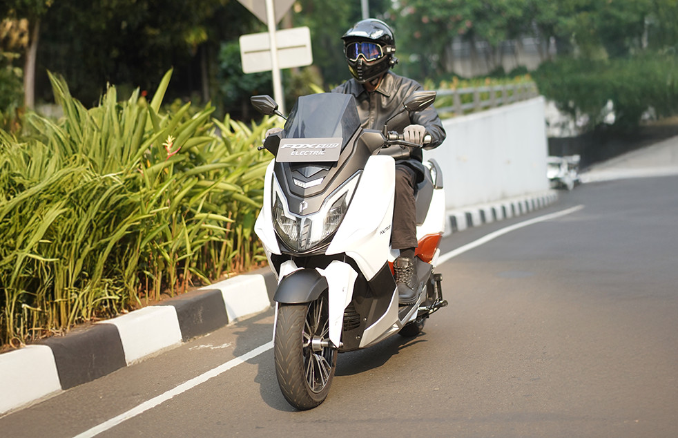Kredit Motor Listrik Tanpa DP, Dapat Motor Listrik Premium Mirip NMAX! Cek Simulasi Cicilan Polytron Fox 500
