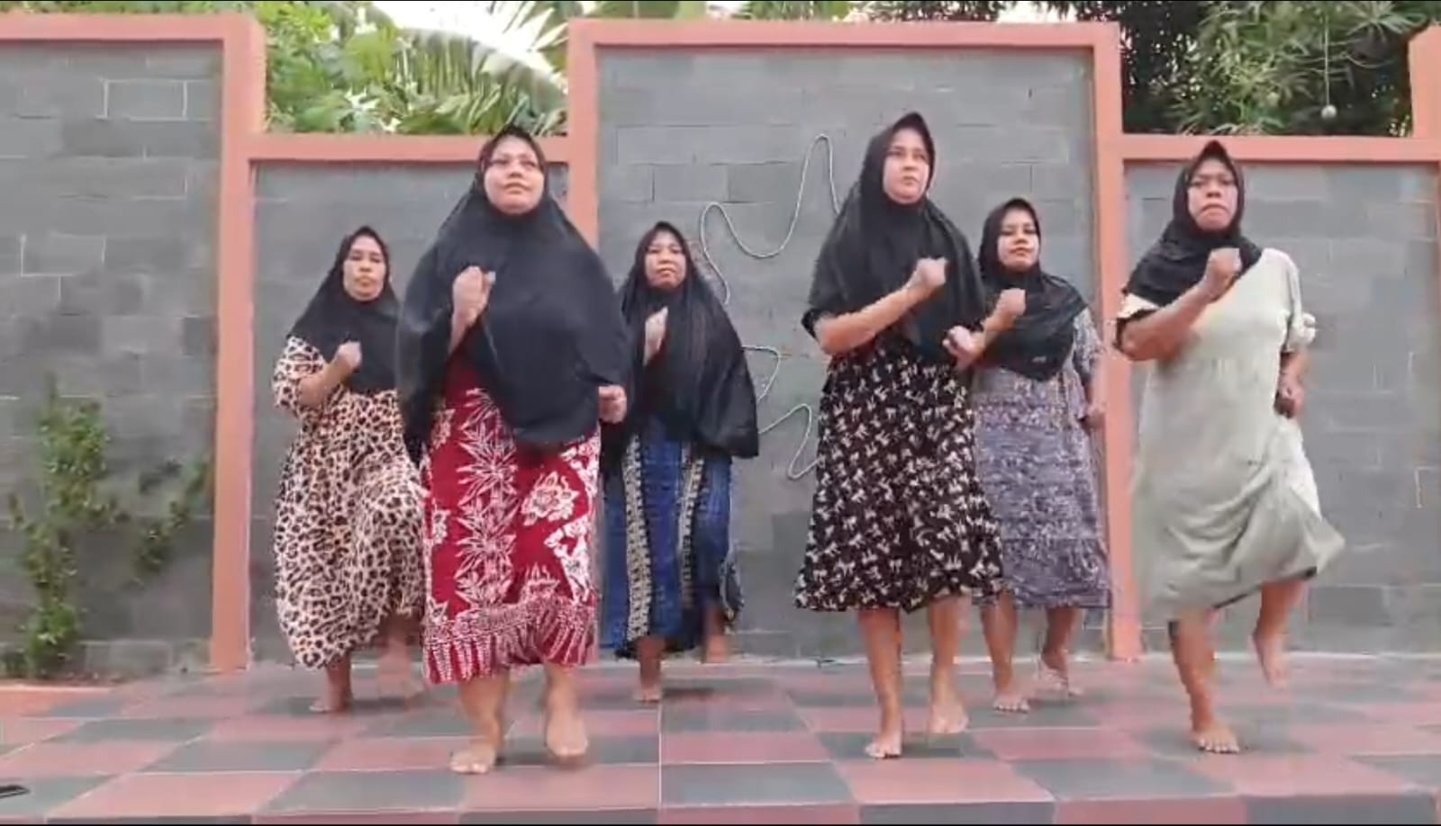 Viral “Tepuk PKH Sejahtera”, Ibu-Ibu Jatiserang Edukasi Warga Agar Mandiri dan Tak Bergantung Bansos