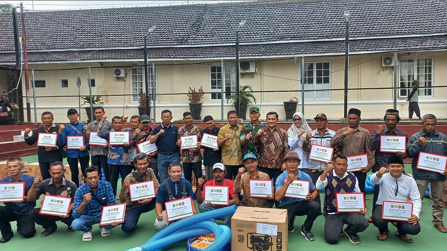 Ratusan Pompa Air Dibagikan ke Petani Majalengka