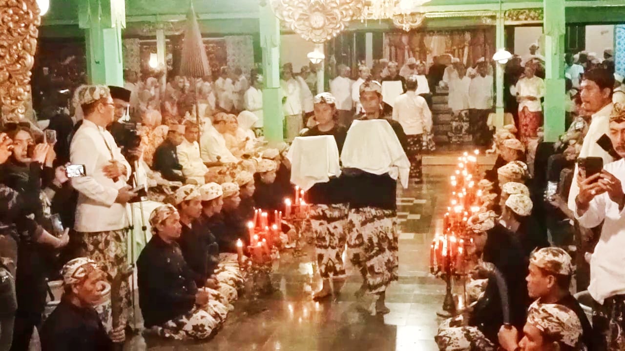 Ribuan Warga Saksikan Tradisi Panjang Jimat di Keraton Kasepuhan Cirebon Peringati Maulid Nabi