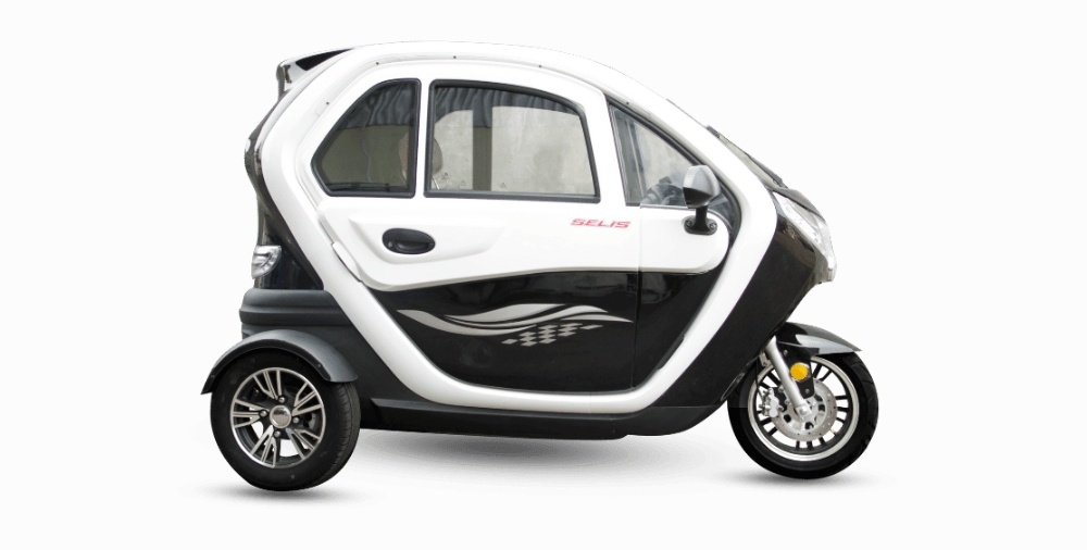 Gaspol di Musim Hujan dengan Motor Listrik Roda 3 Tertutup Anti Kehujanan, Ada yang Buatan Indonesia!