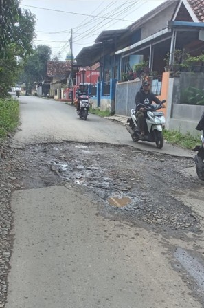 WADUH! Mau Tersambung dengan Tol Cisumdawu, Jalan Rusak di Majalengka Merata, Banyak Lubangnya