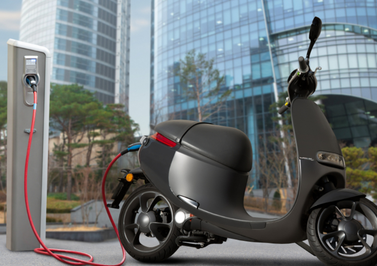 5 Jenis Motor Listrik Lokal yang Tahan Air, Tetap Aman walau Terobos Hujan dan Banjir