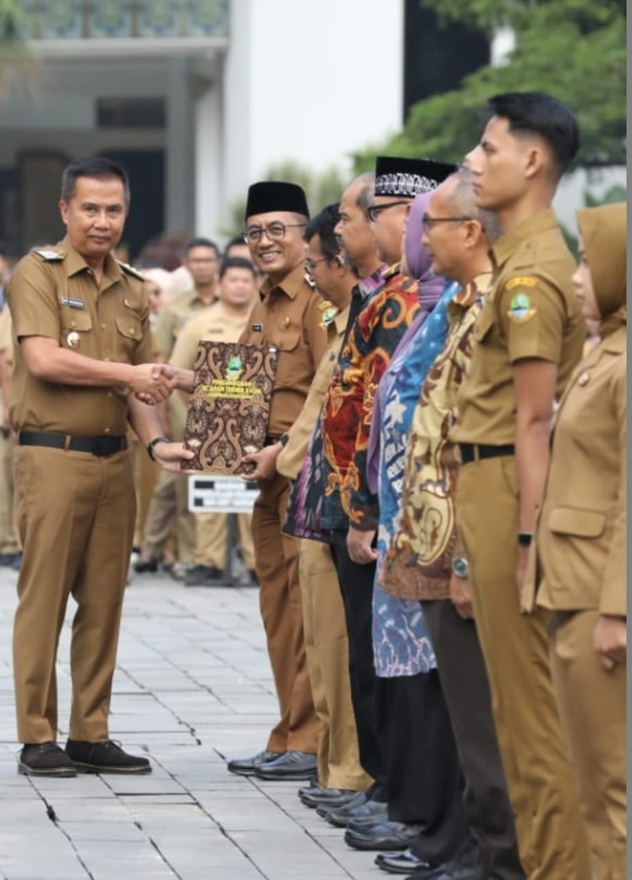 Kepala SMAN 1 Bantarujeg Raih Kenaikan Pangkat dari Presiden 