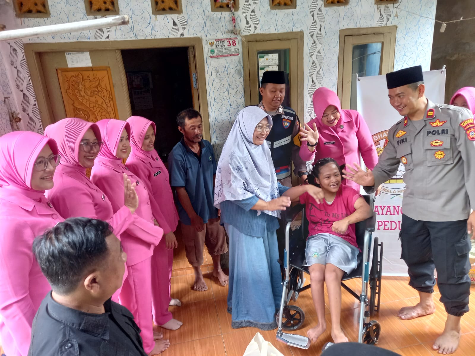 Polsek Majalengka Kota & Bhayangkari Beri Bantuan Sosial untuk Anak Istimewa dan Lansia