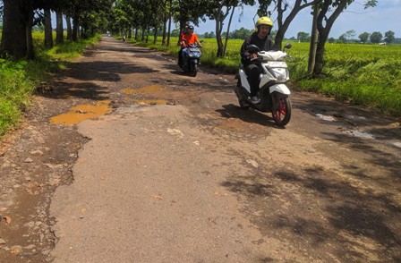 JALAN RUSAK Majalengka, Jalur Palasah-Jatiwangi Dipenuhi Ranjau Darat