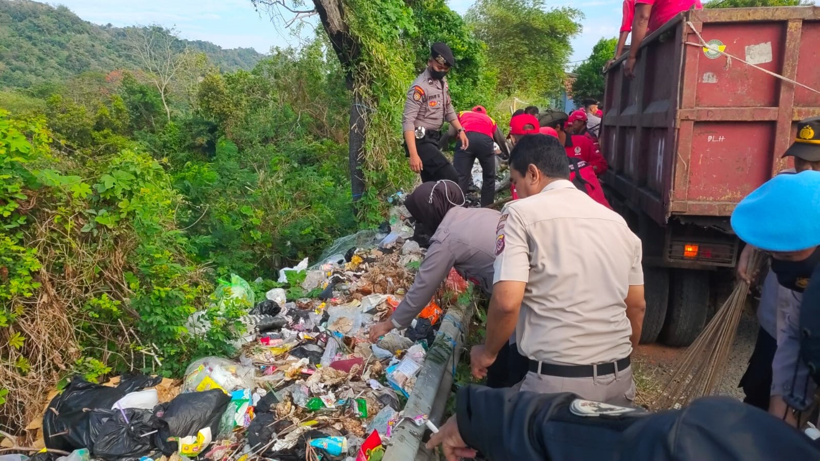 MANTAP! Peduli Sampah Menuju Paralayang Dibersihkan