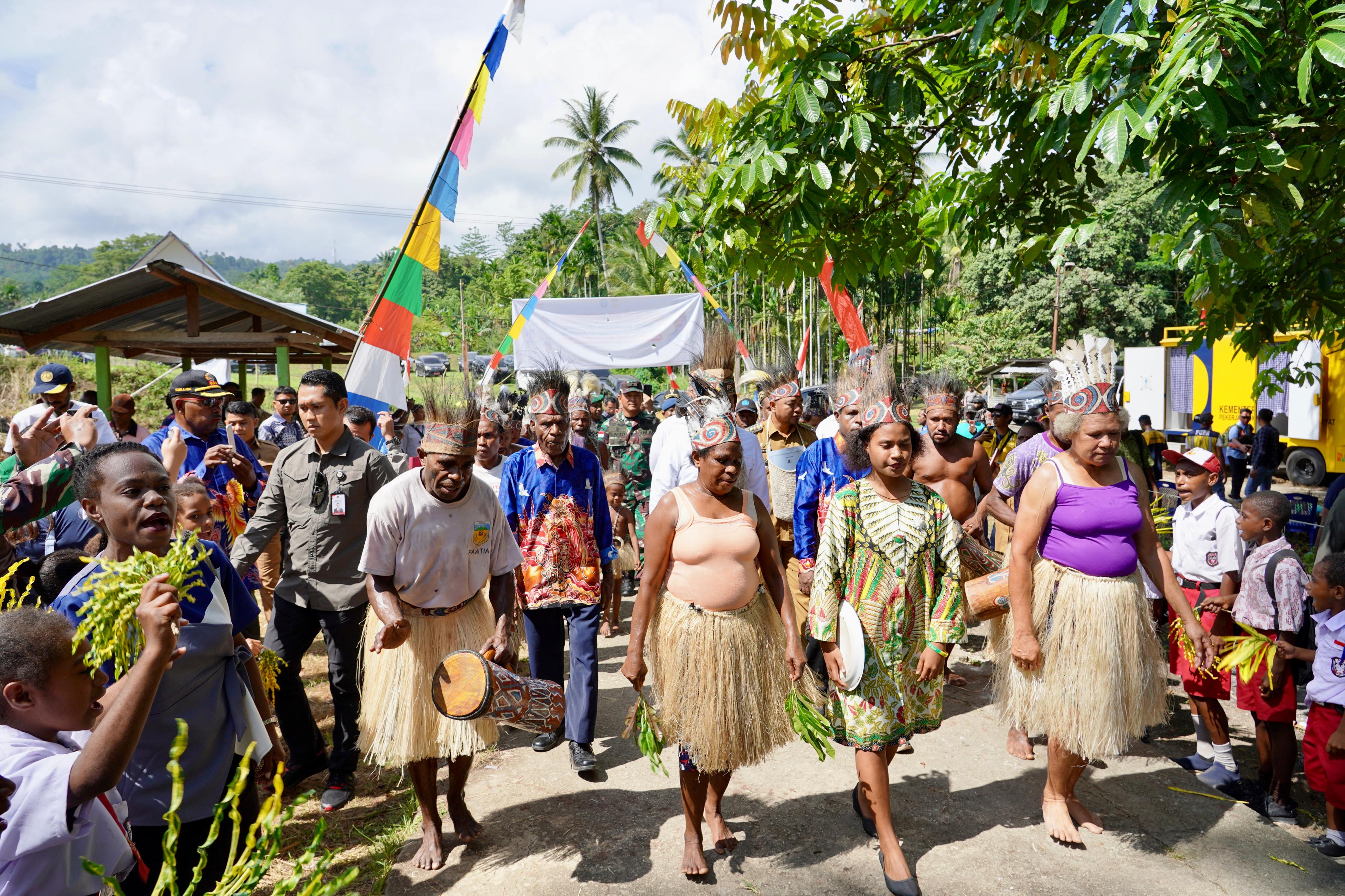 Menteri Nusron Lakukan Kunjungan Perdana ke Papua, Sosialisasikan Tanah Ulayat dan Serahkan Sertipikat Ibadah