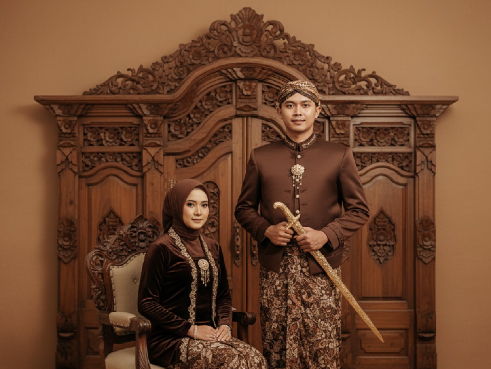 Langsung Coba Sekarang Juga! Berikut Prompt Gemini Ai Pasangan Prewedding Adat Jawa yang Romantis dan Elegan