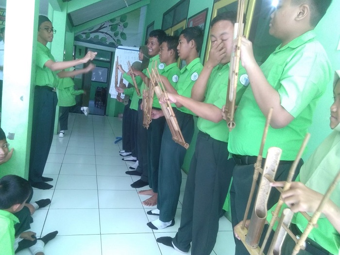 MPLS Siswa Baru SLB-C YPLB Dikenalkan Seni Angklung