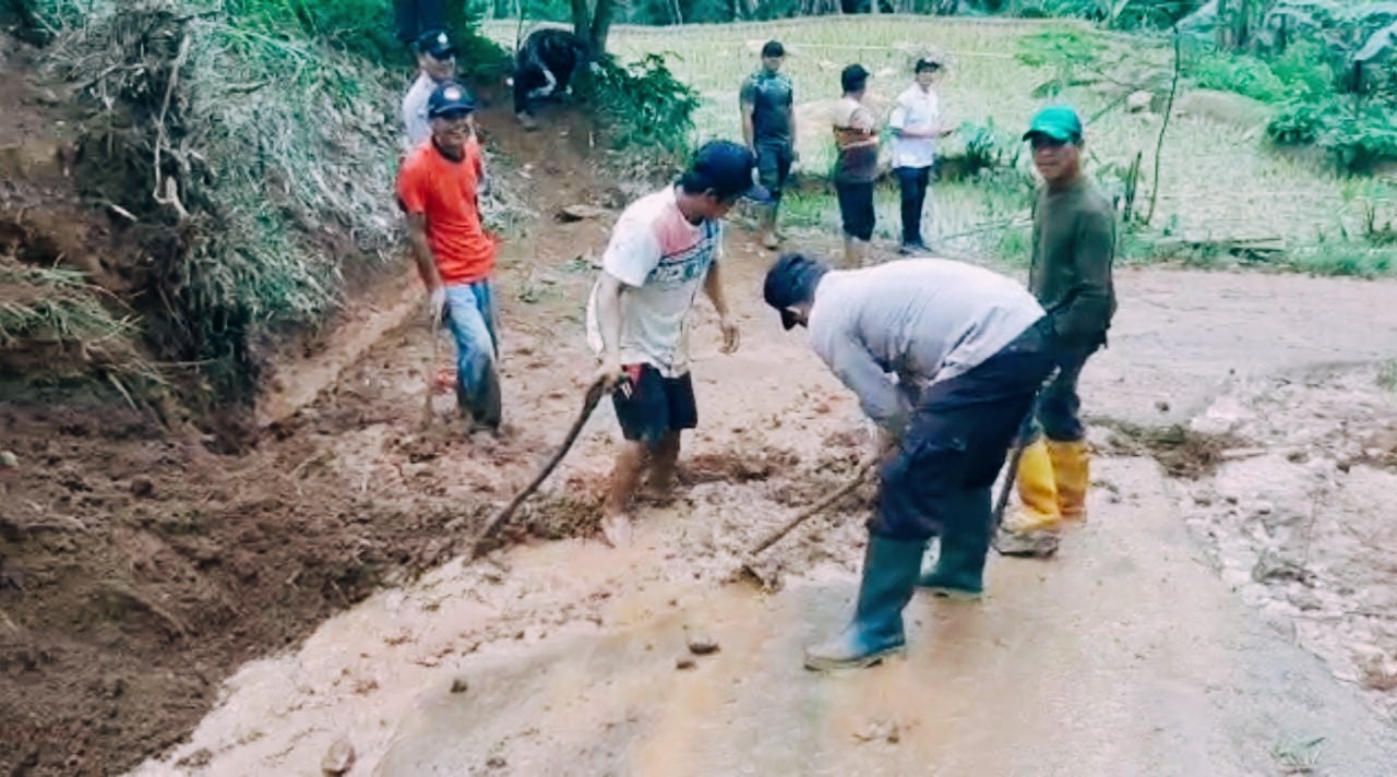 Longsor Tutupi Jalan di Desa Werasari 