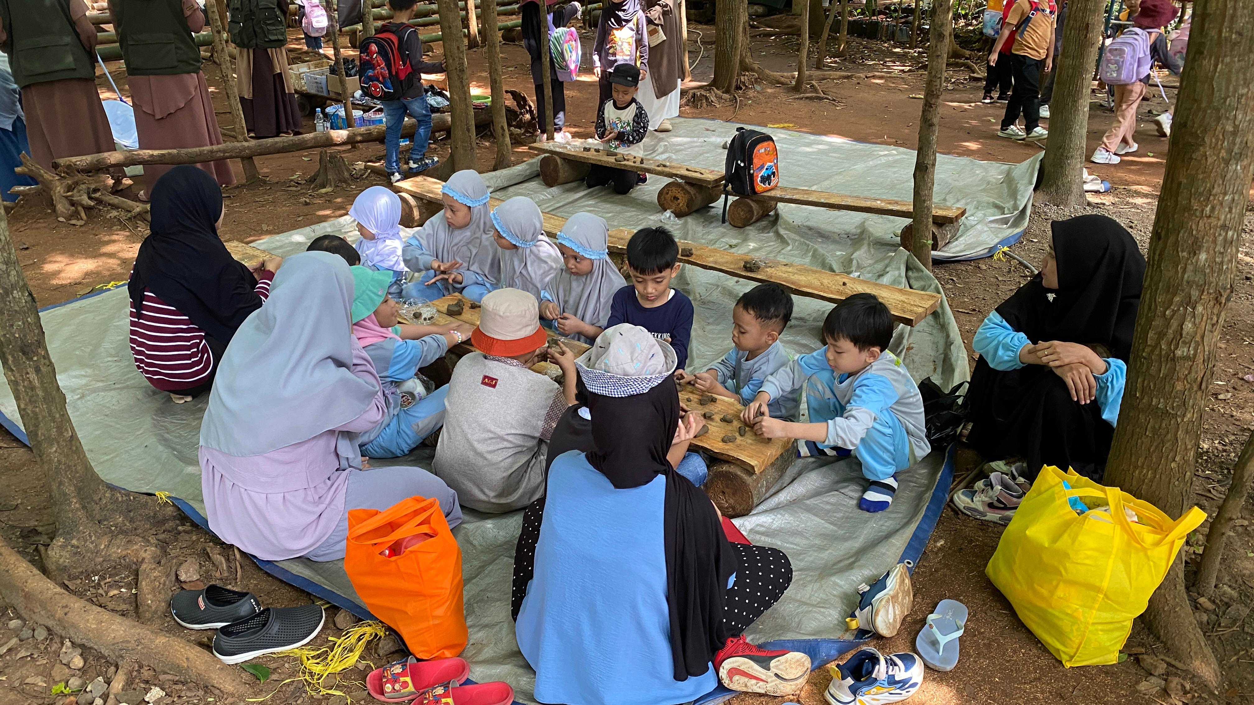 Festival Sekolah Alam Sataqu Kenalkan Permainan Egrang