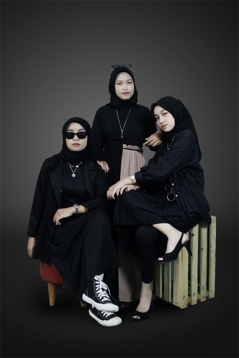 Elegan dan Natural, Berikut Berbagai Pose Gemini AI Wanita Berhijab di Foto Studio Hingga Lift
