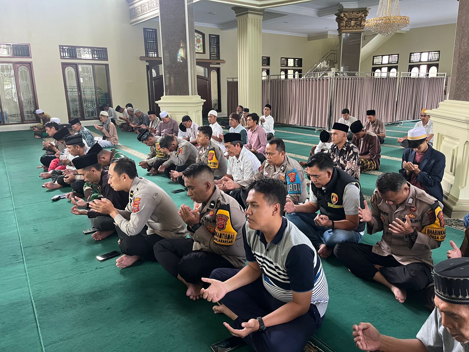 Polsek Leuwimunding dan Polsek Majalengka Kota Gelar Doa Bersama untuk Kedamaian Bangsa dan Almarhum Pengemudi