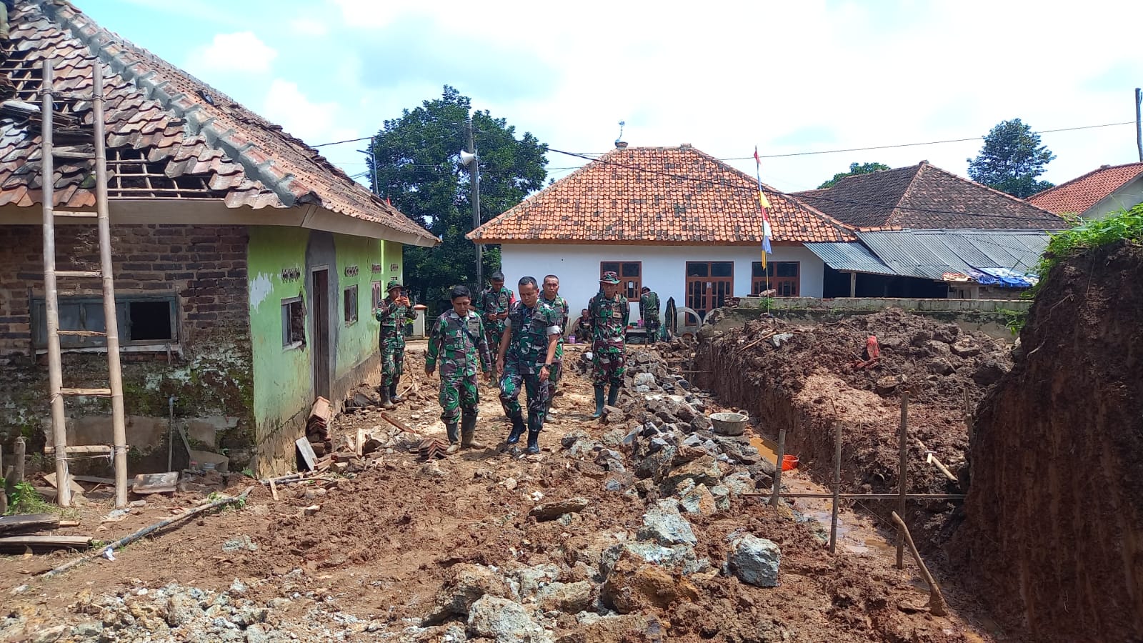 Terjun Langsung, Dansatgas TMMD Ke-127 Kodim 0617/Majalengka Tinjau Lokasi Pembangunan