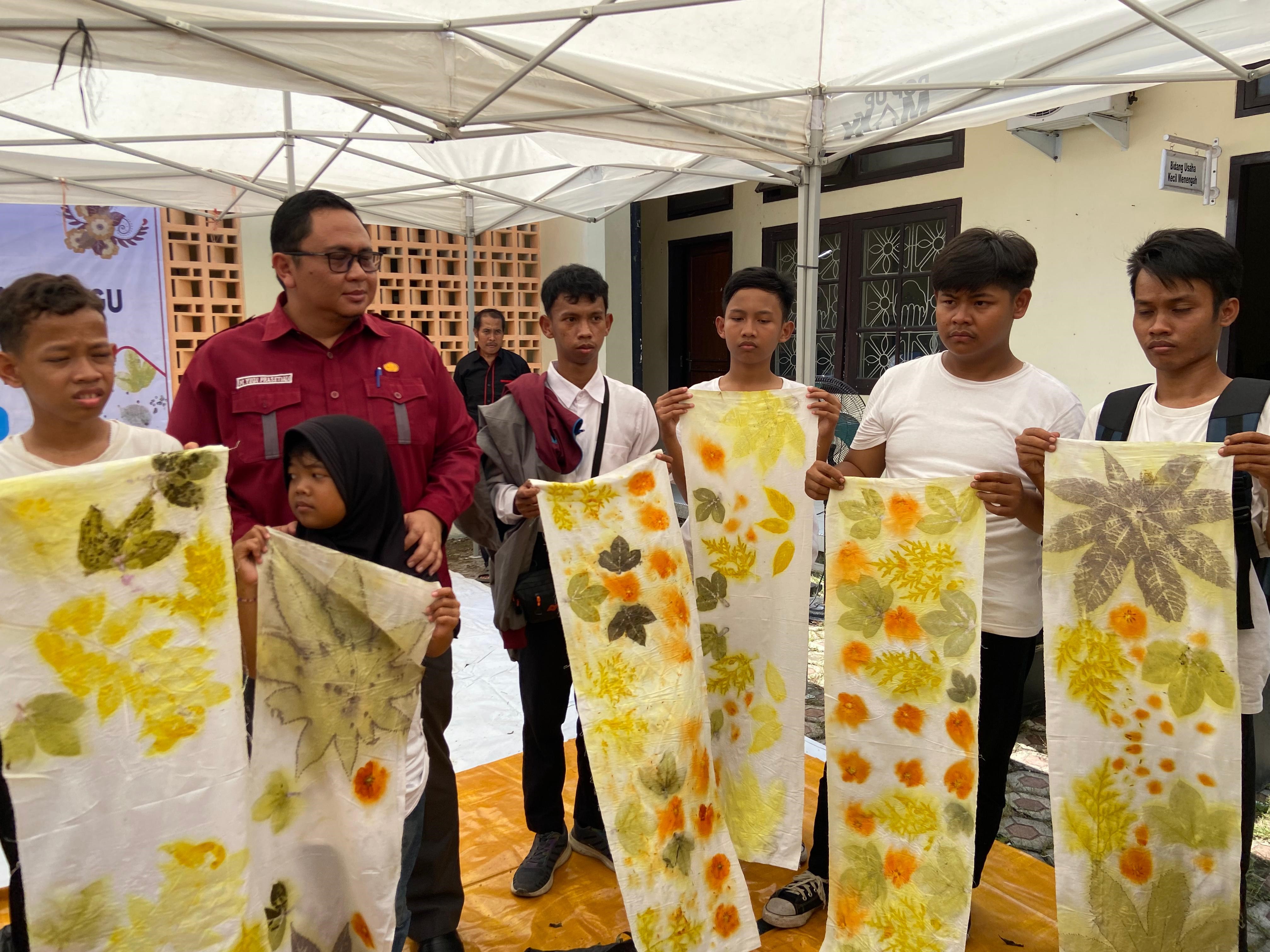 Siswa SLB Tuna Rungu Belajar Membatik dengan Teknologi Eko Print