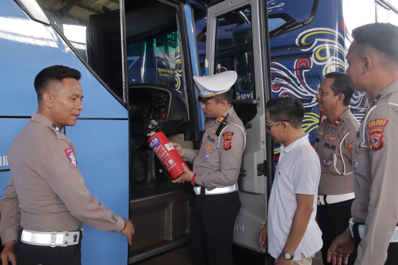 Sat Lantas Majalengka Gelar Rampcheck, Pastikan Armada Bus Layak Jalan