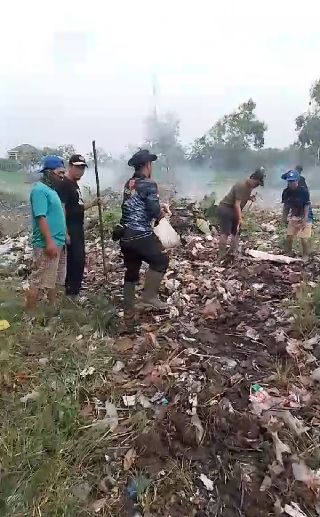 Antisipasi DBD, Pemdes Panjalin Kidul Bersih-bersih Lingkungan 