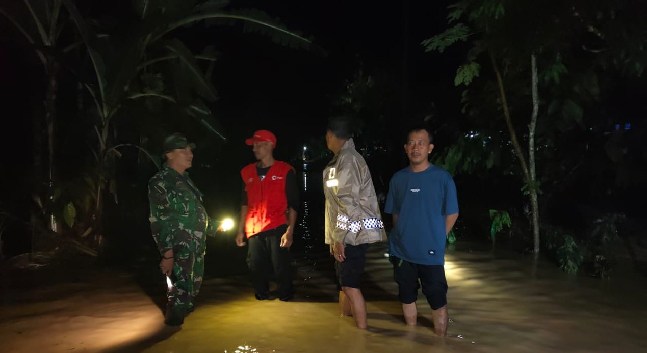 Banjir Bandang dan Longsor Terjang Lampung Barat, Puluhan Rumah Rusak Warga Dievakuasi Tengah Malam