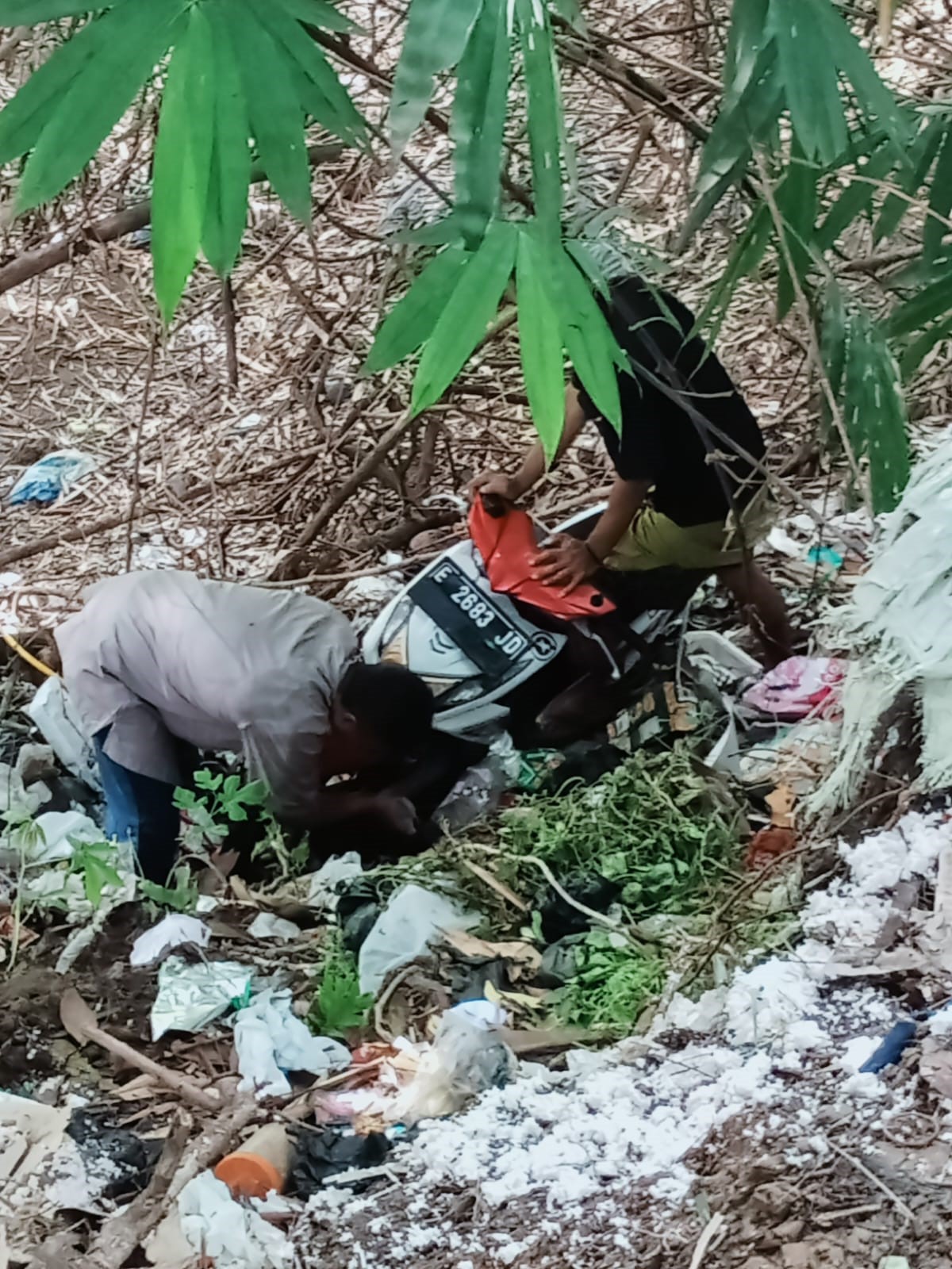 Abrasi, Warga Terperosok di Sungai Ciwaringin