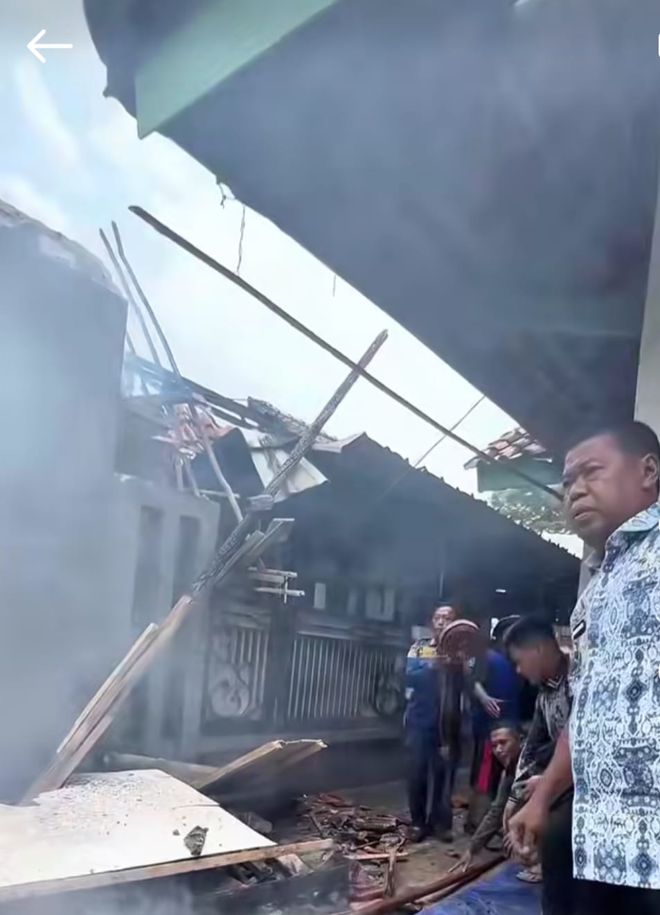 Bupati Majalengka Eman Suherman Terjun Langsung Bantu Padamkan Rumah Kebakaran