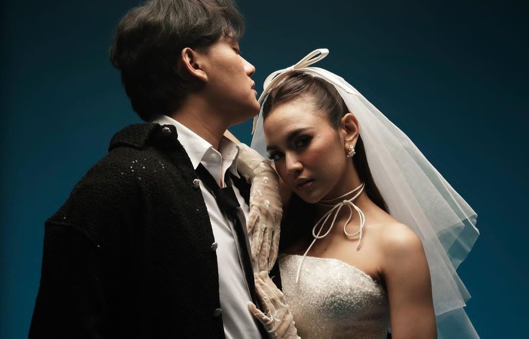 Konsep Fashion Mahalini dalam Momen Prewedding Hingga Upacara Adat