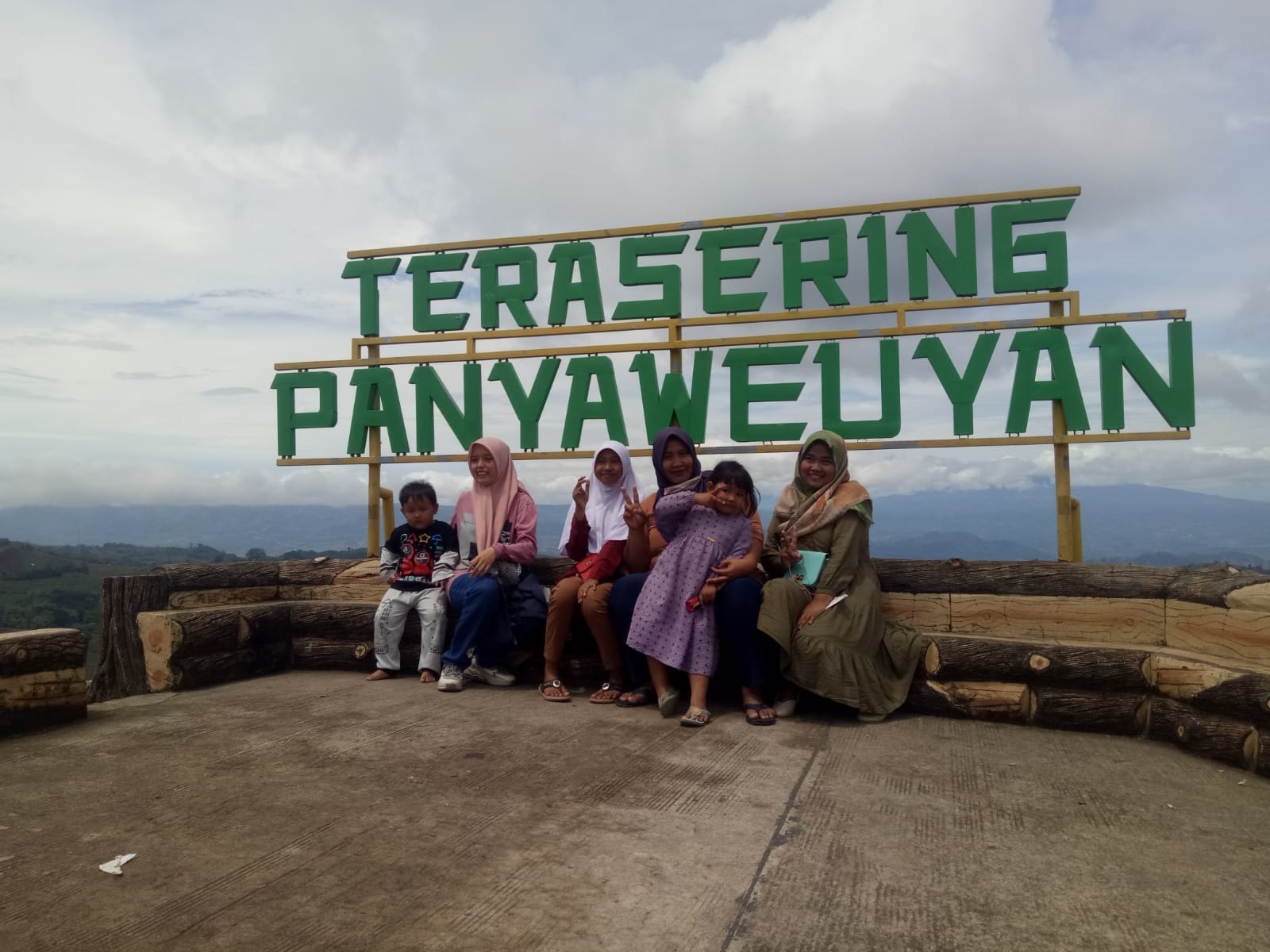 Jumlah Pengunjung Berkurang, Sering Hujan dan Kabut Tebal di Terasering Panyaweuyan 