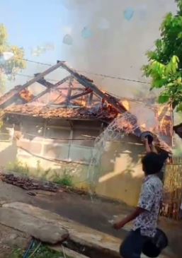 Ditinggal ke Warung, Kebakaran di Lemah Sugih, Rumah Ludes Terbakar