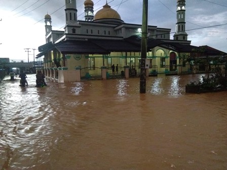 Masjid Cingambul Bekas Tempat MTQ Majalengka Terendam Banjir