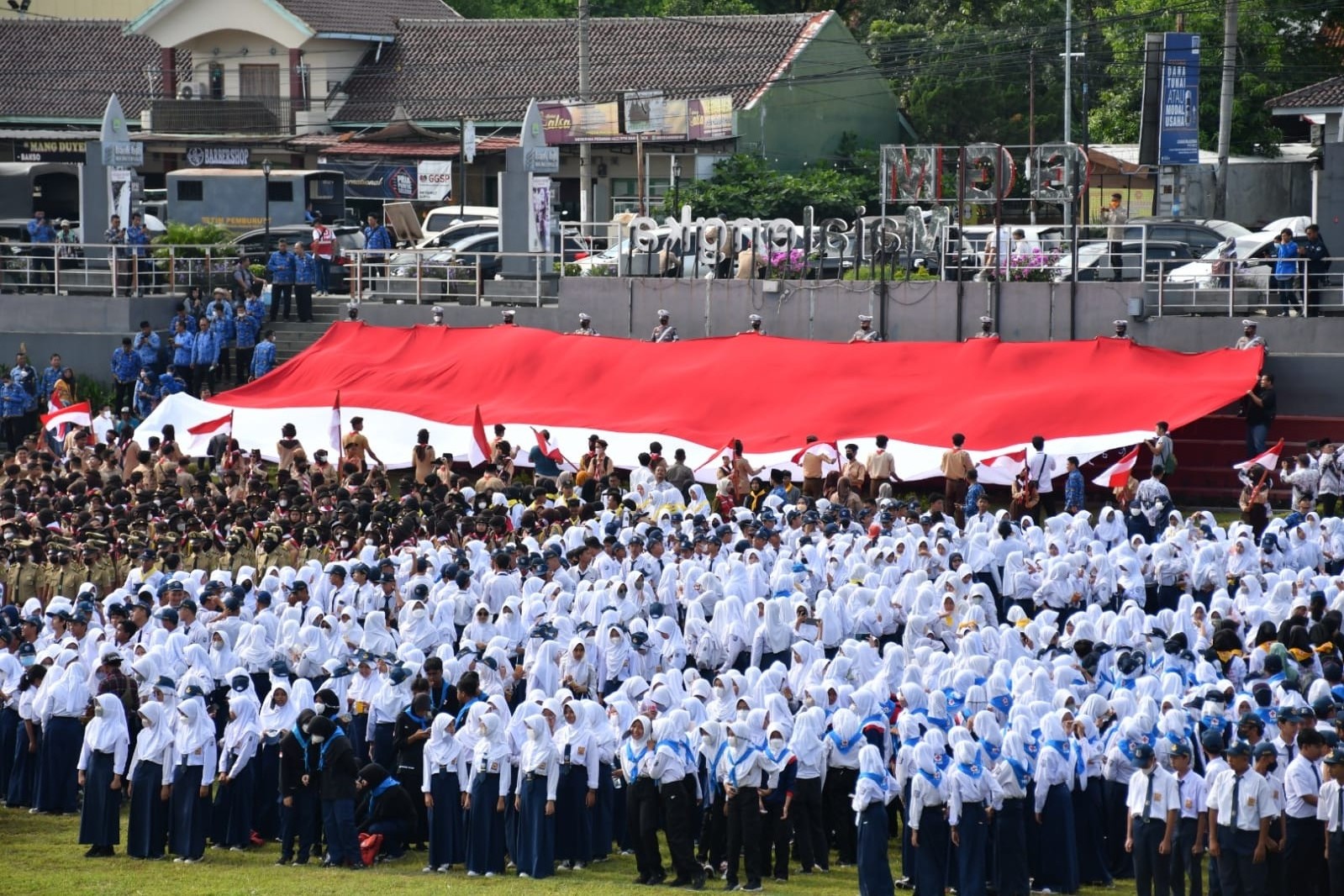 Hari Sumpah Pemuda Bentangkan Bendera Raksasa