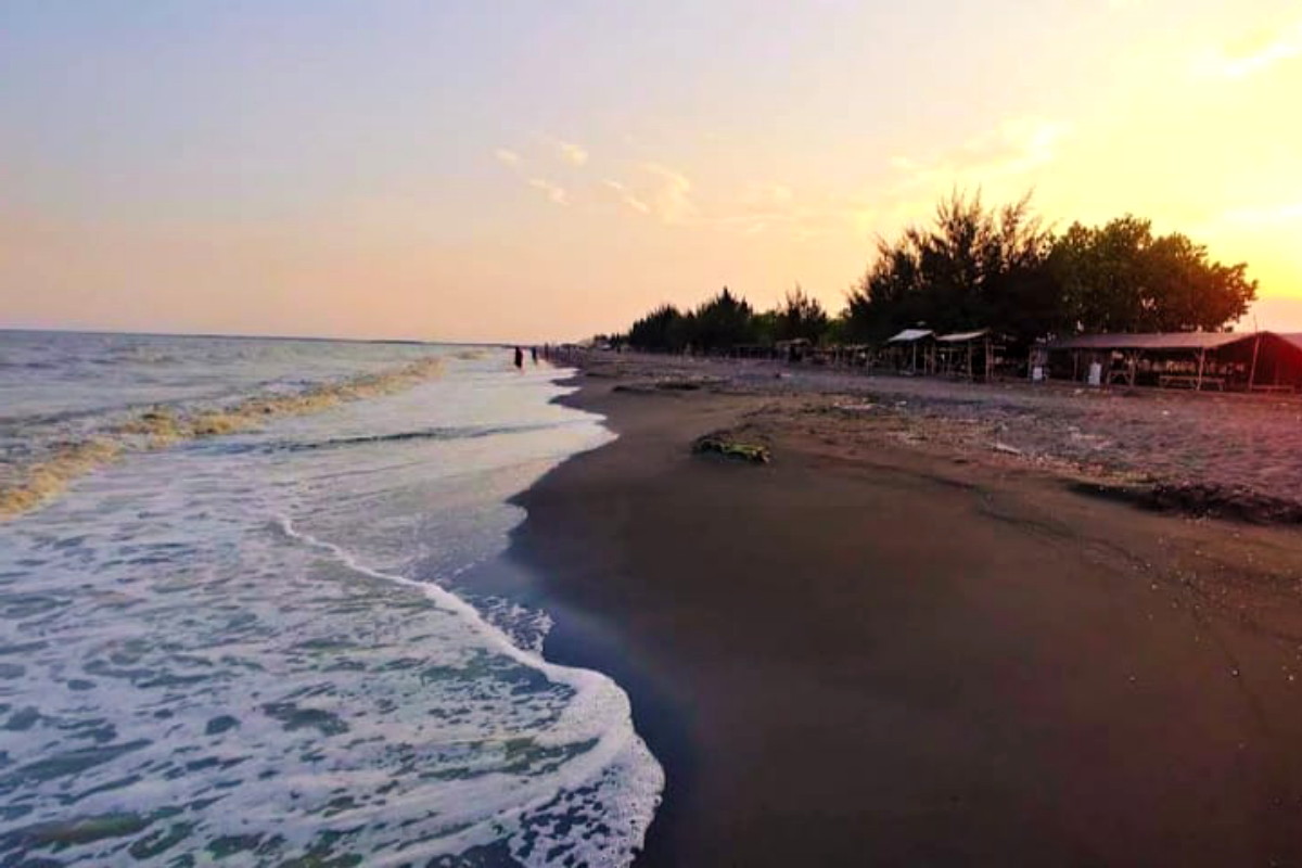 Menikmati Keindahan Suasana Pantai Randusanga Indah di Brebes