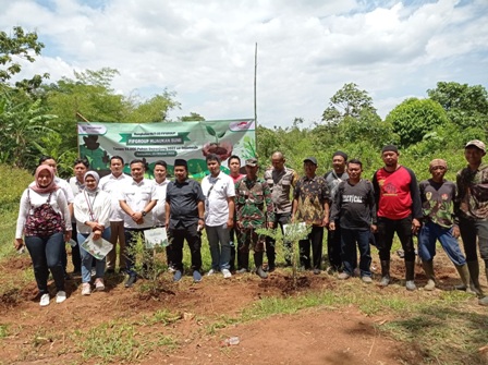 FIF Group Hijaukan Bumi dengan Tanam 900 Bibit Pohon