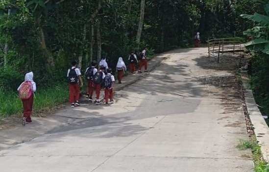 Anak Sekolah Terpaksa Jalan Kaki, Jalan Sukamenak-Haurgeulis Ambles, Minta Pemerintah Segera Memperbaiki  