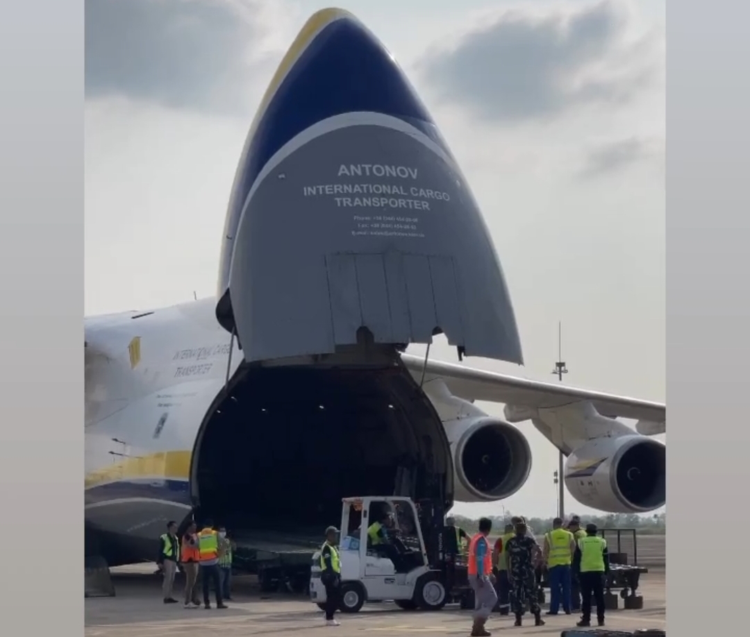 PENAMPAKAN Pesawat Antonov AN-124 100 Ruslan di Bandara Kertajati Buka Muatan, Gede Banget