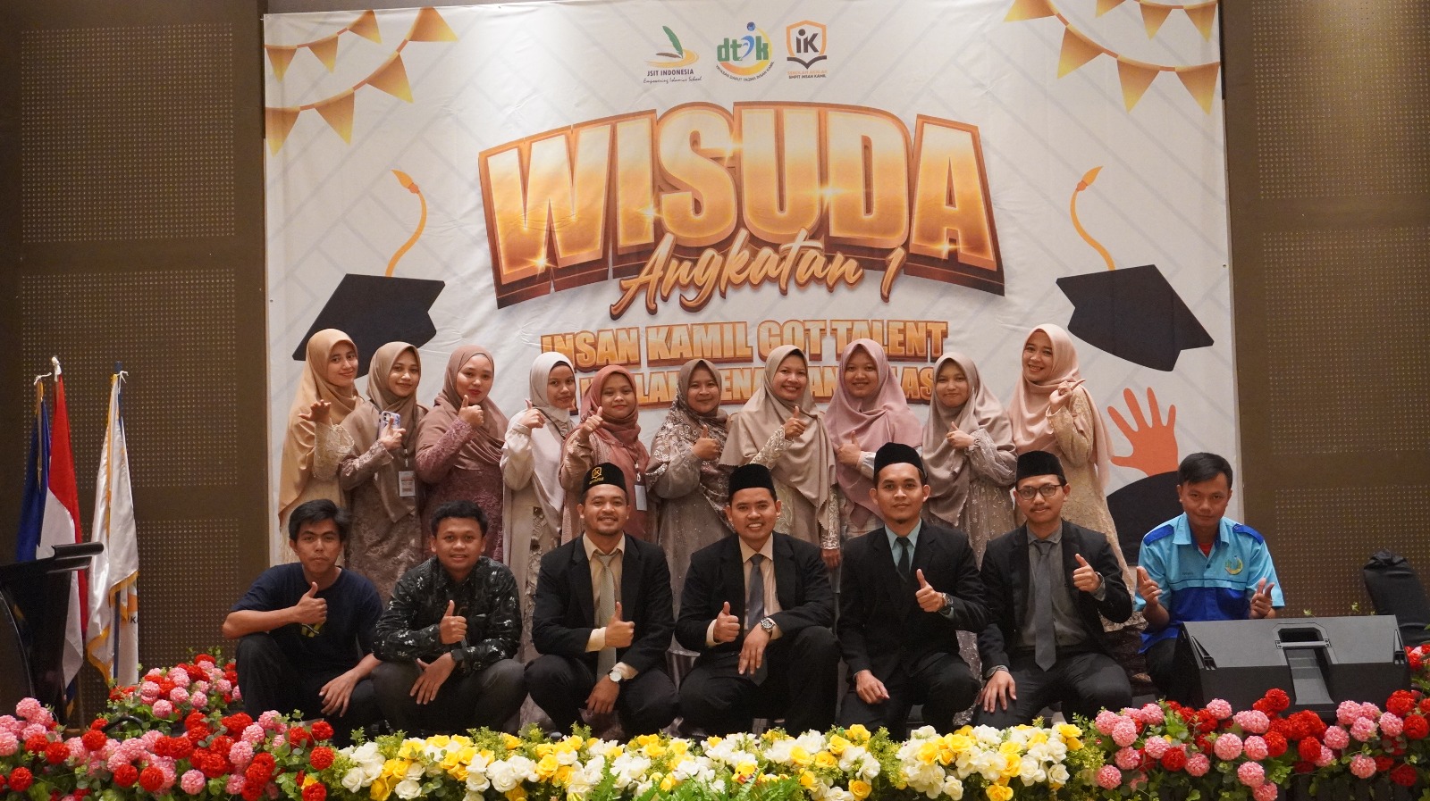 SMPIT Insan Kamil  Wisuda Pertama Kali, Meriah