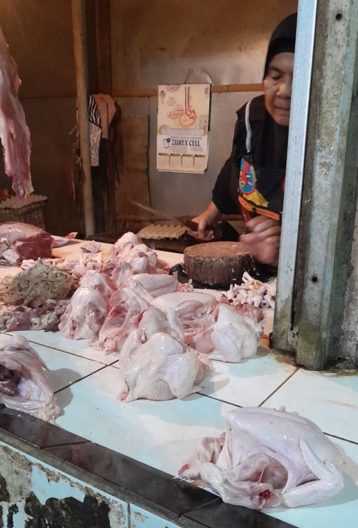 Pasca Lebaran, Akhirnya Harga Daging Ayam Turun di Pasar Trasional Prapatan Majalengka
